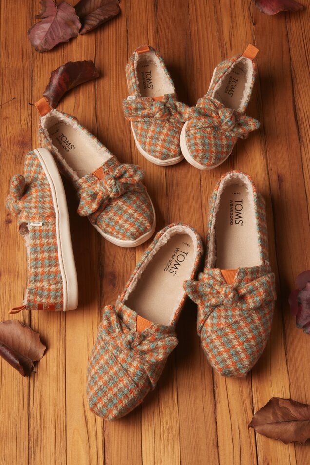 Women and kids' matching plaid seasonal Alpargatas shown.