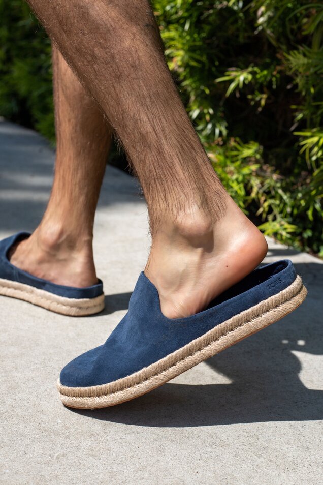 De Santiago Mule combineert een bovenwerk van suède met een met touw omwikkelde tussenzool en instapmodel voor een relaxte look bij warm weer. Draag met denim of een korte broek voor elke casual gelegenheid. 