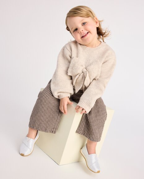 Model wearing Kids Resident Plus.