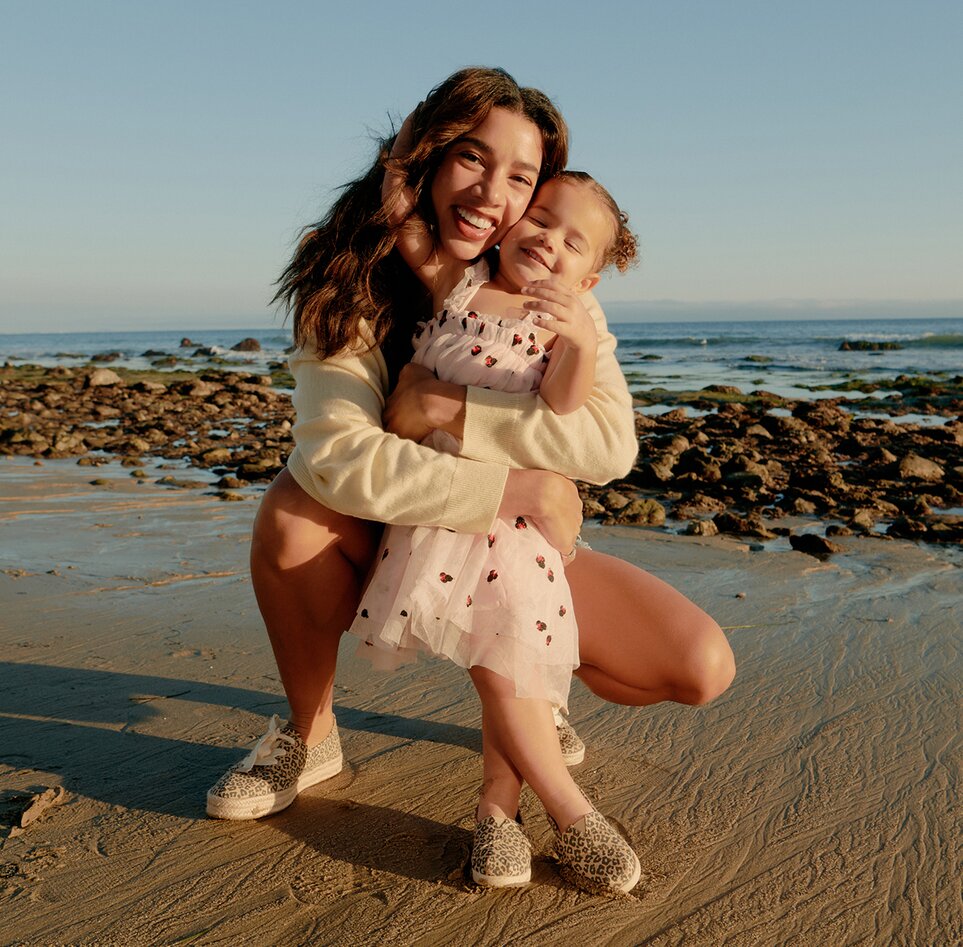 Hannah Bronfman and daughter on a beach.