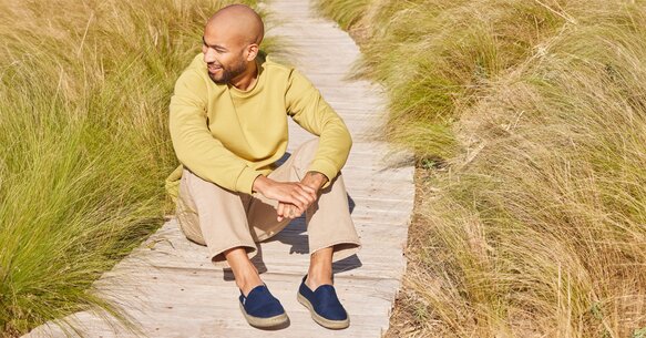 Die Auswahl des perfekten Paars Slipper für Herren ist für die Vervollständigung Ihrer Garderobe unerlässlich, egal ob für die Arbeit, die Freizeit oder den Freizeitausflug.