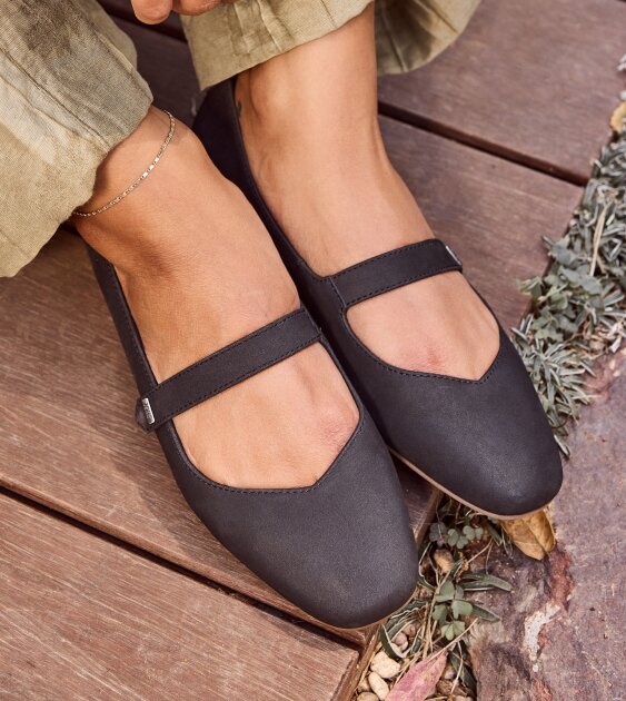 Women's Bianca Flat in black leather shown.