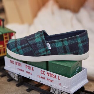 Kids' Alpargata Classic Kids Shoe in navy plaid.