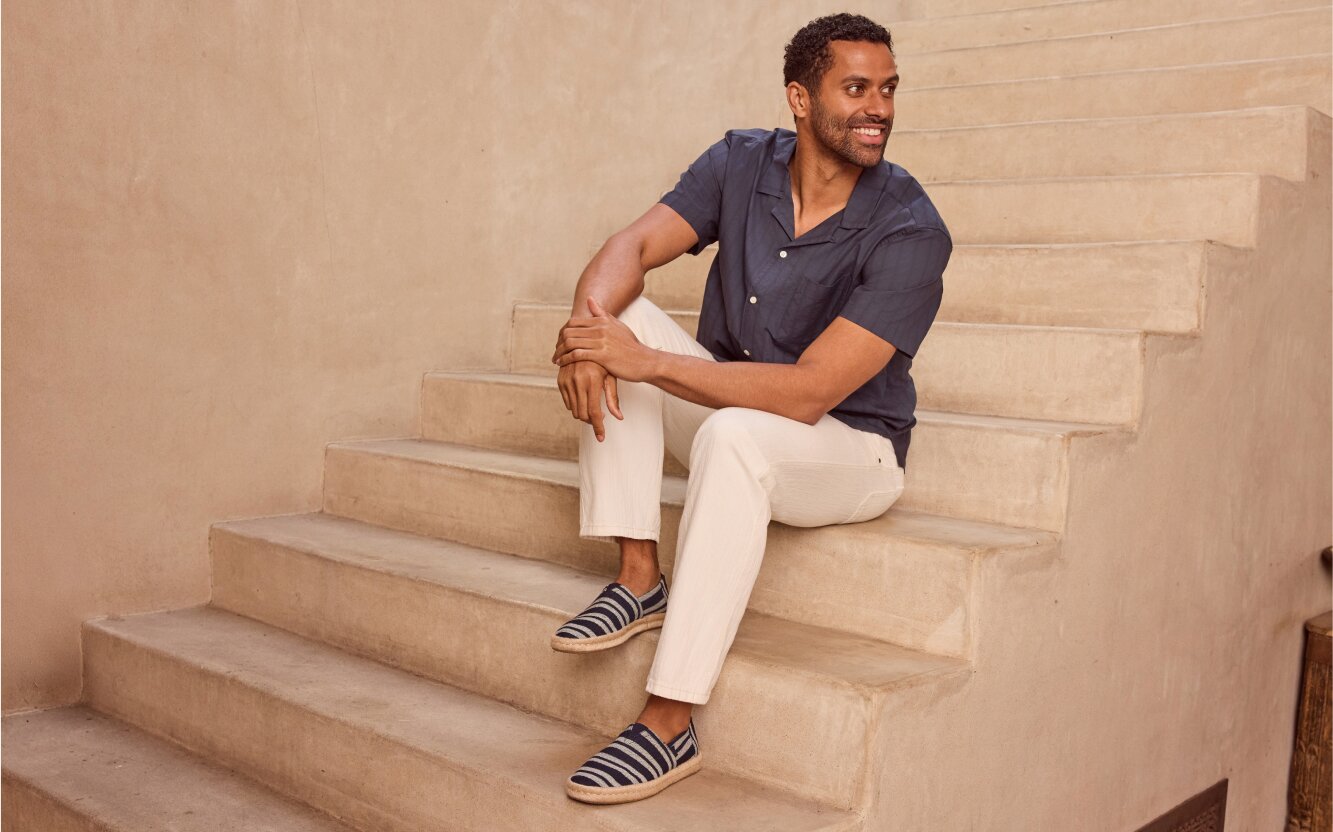 Navy beach stripe Alpargata rope 2.0 for men, on model, sitting on the stairs
