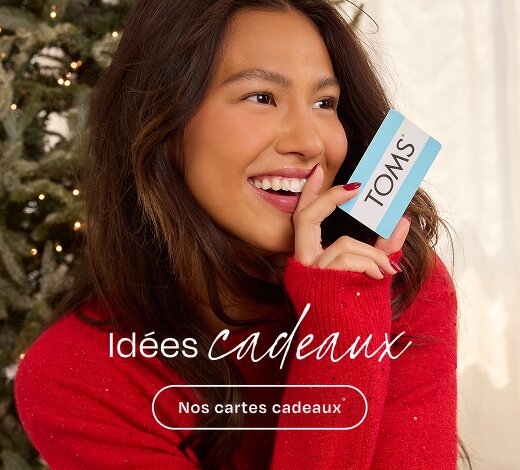 Idées cadeaux Nos cartes cadeaux Carte cadeau TOMS tenue par le mannequin.