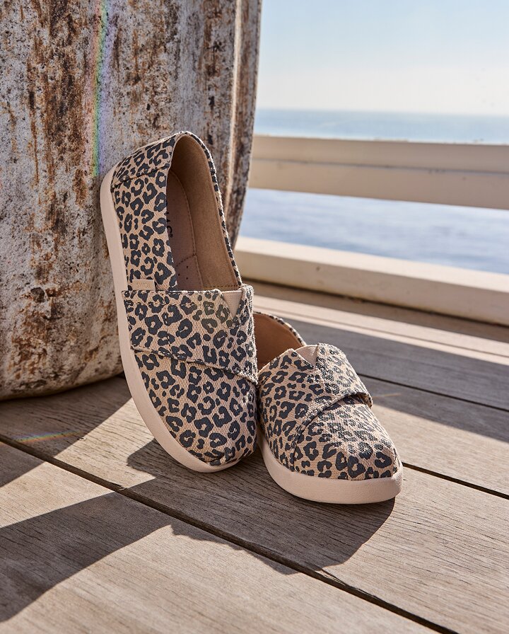 Model wearing Men's Cordones Plus Sneaker.