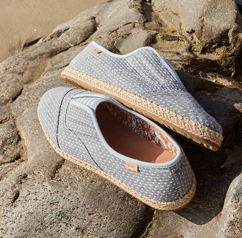 Close up of Palmera Plus Niagara Mist Chambray Dot sitting on rocks.