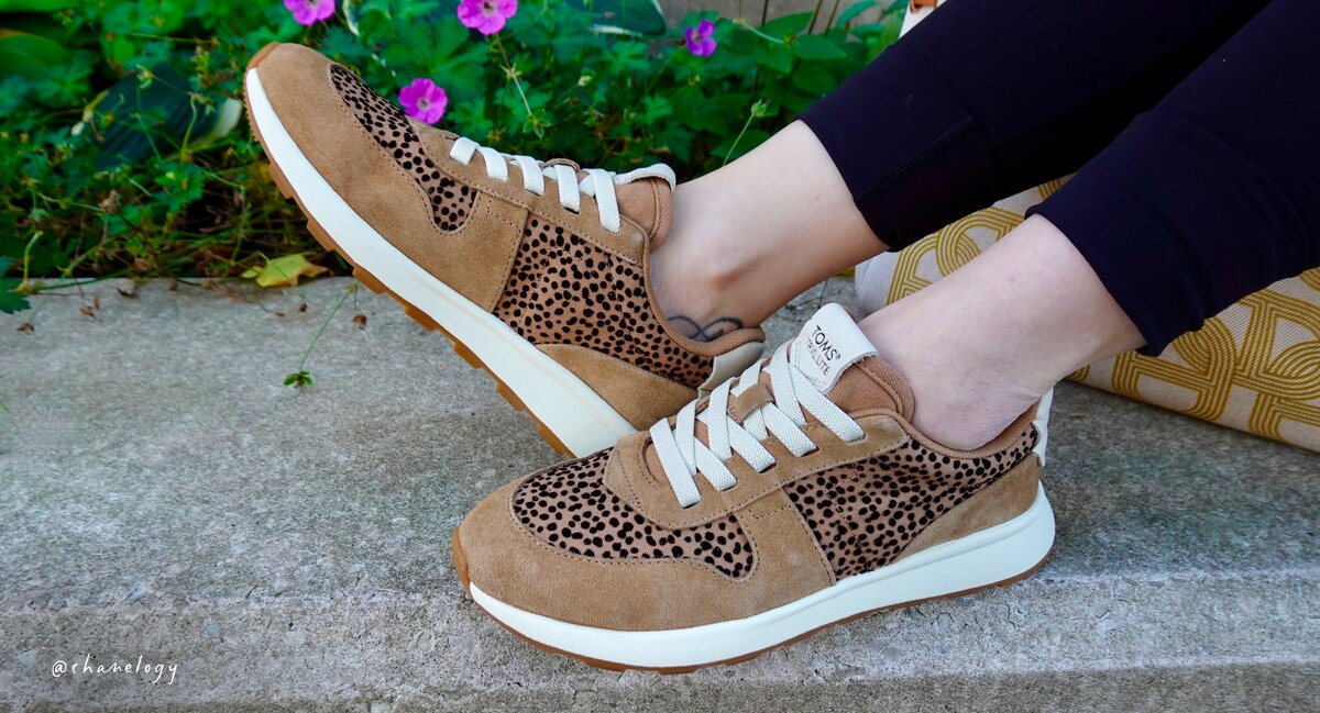 Closeup of Women's TRVL LITE Retro Runner Sneaker in tan mini cheetah worn by @chanelogy.