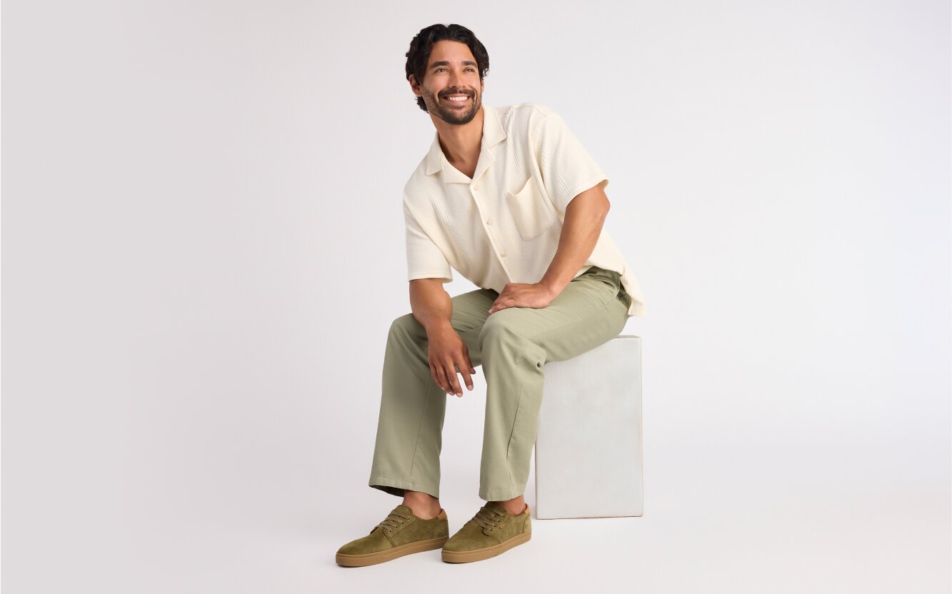 Carlo 2.0 en suède perforé vert olive, portée par un mannequin