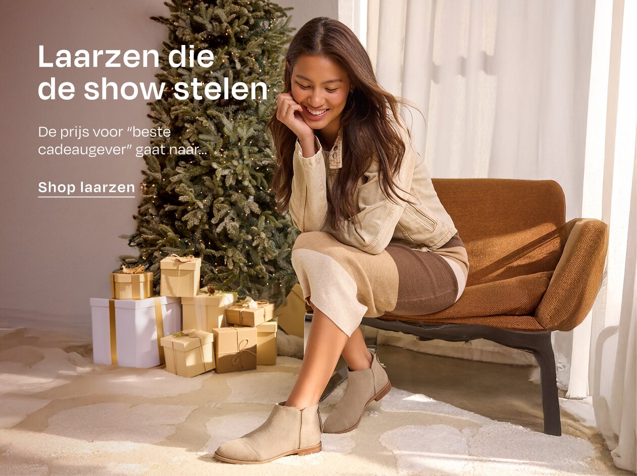 Laarzen die de show stelen De prijs voor "beste gever" gaat naar... Shop Laarzen. Model in laarzen zittend naast de kerstboom en cadeaus.