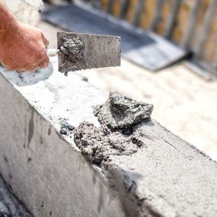 Working applying masonry cement 