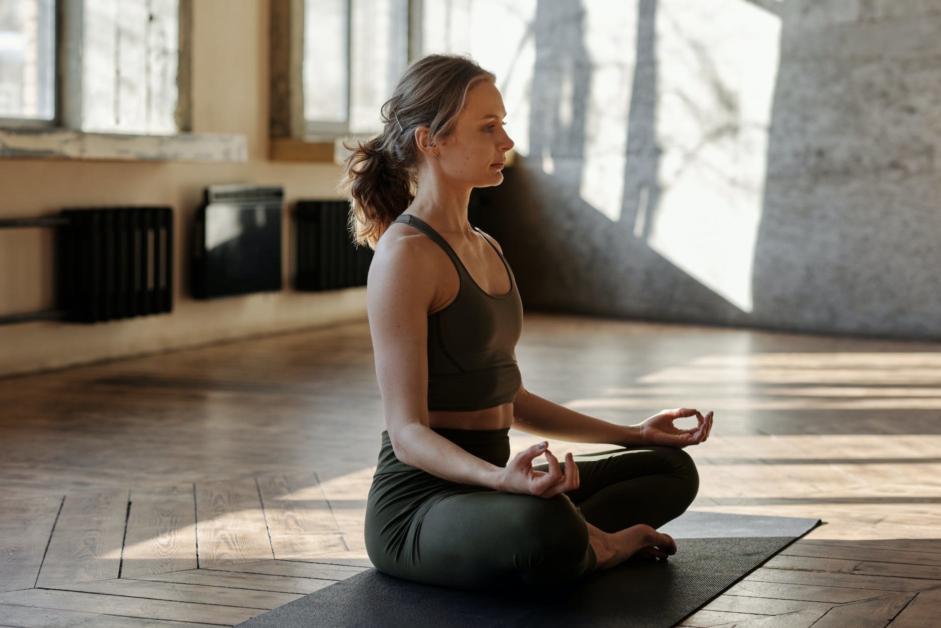 Mujer haciendo meditación de yoga