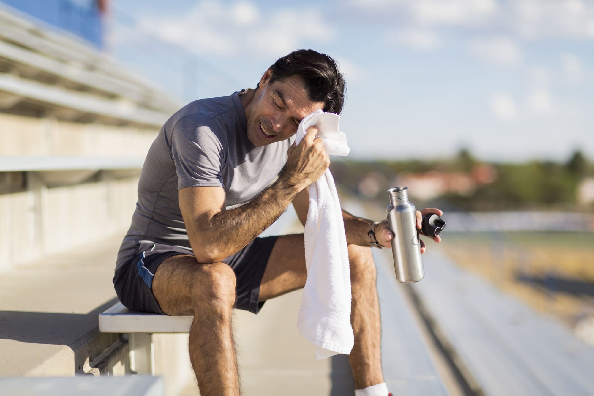 ¿Cómo ayuda el agua a los deporte?