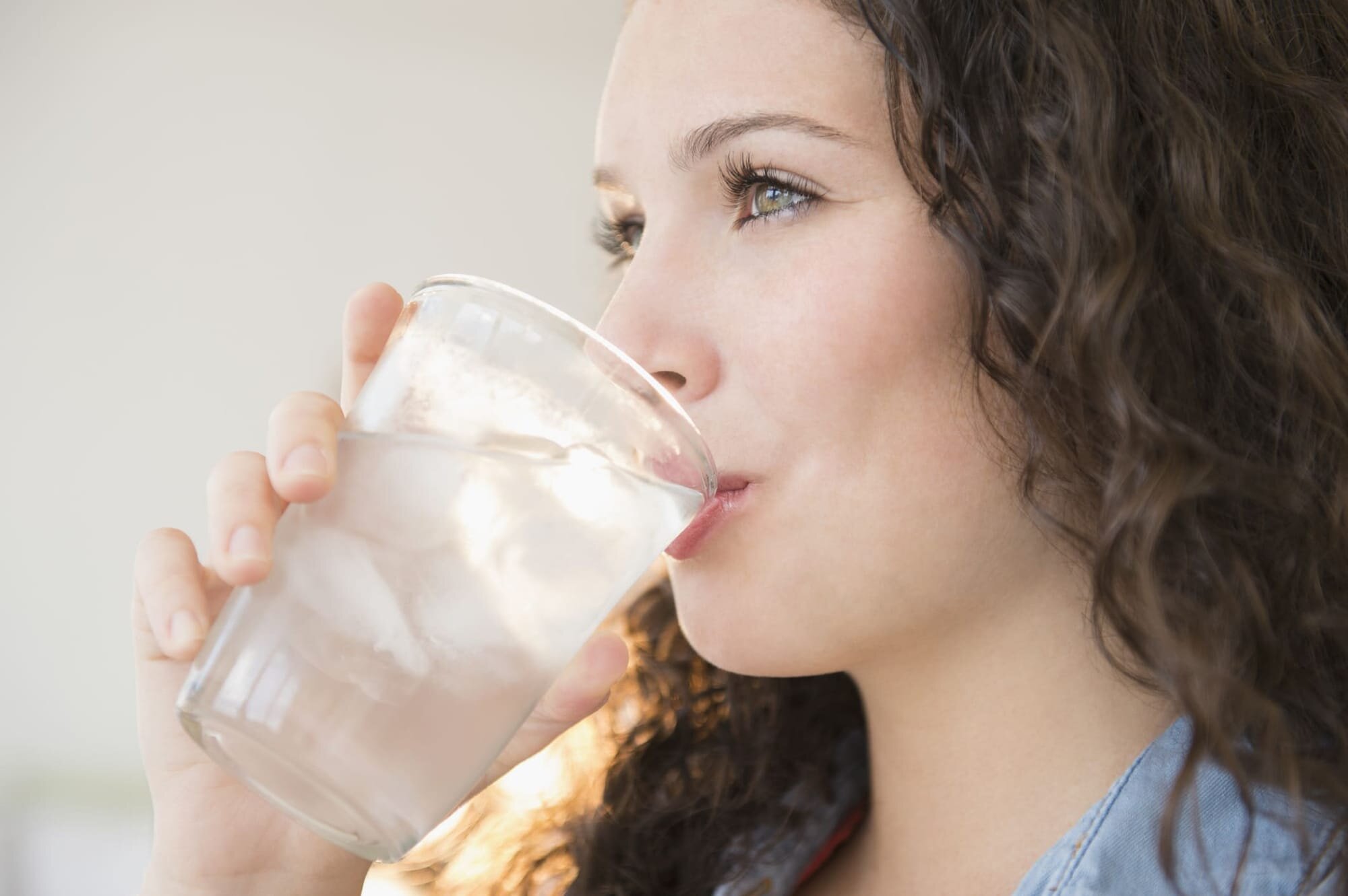 Por qué es importante tomar agua