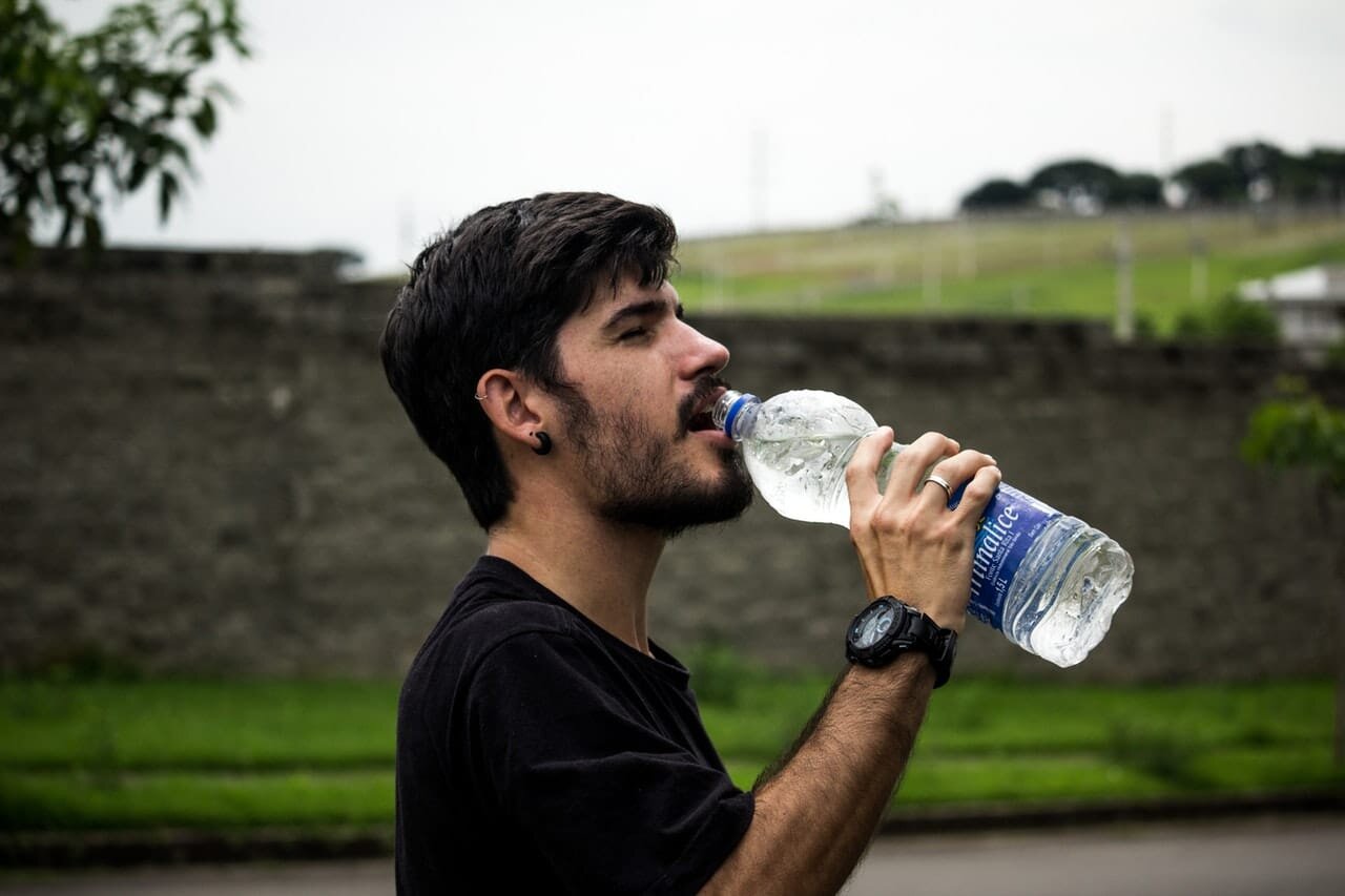 tomar agua en botella