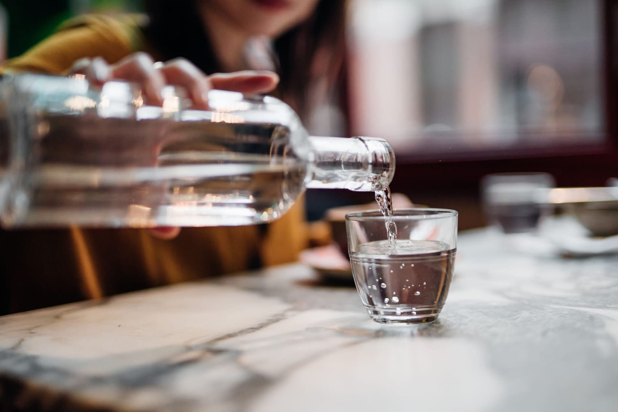 ¿Cómo hidratar el cuerpo con agua alcalina?