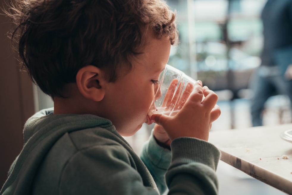 Niño bebiendo agua