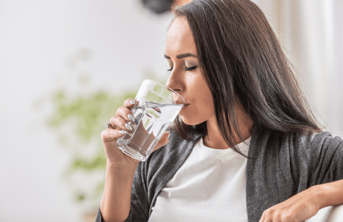Mujer bebiendo agua