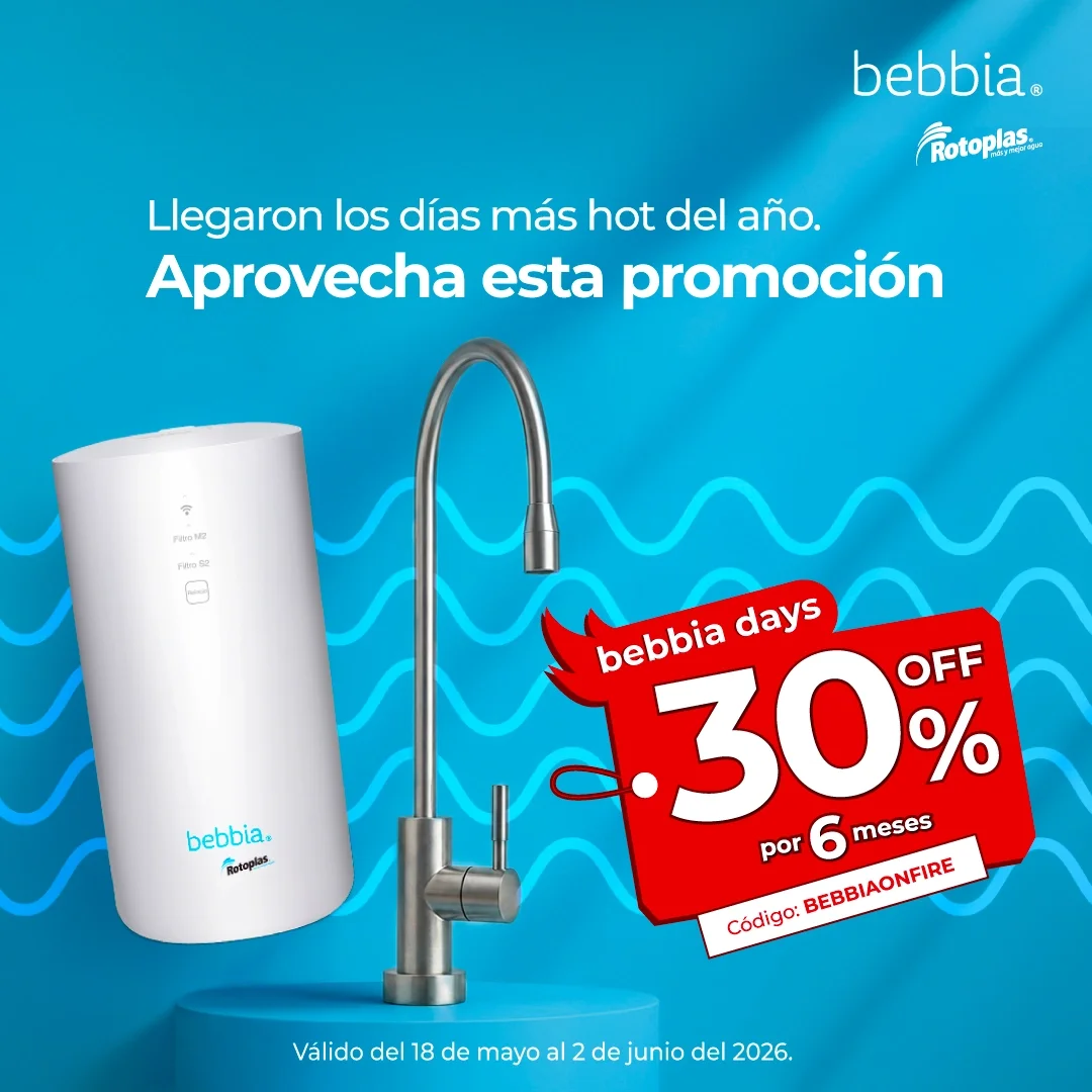 Familia bebiendo agua purificada bebbia en casa