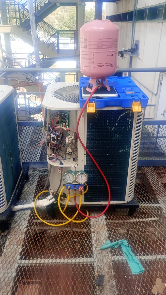 Técnico de WARMEK con indumentaria de protección durante una intervención técnica