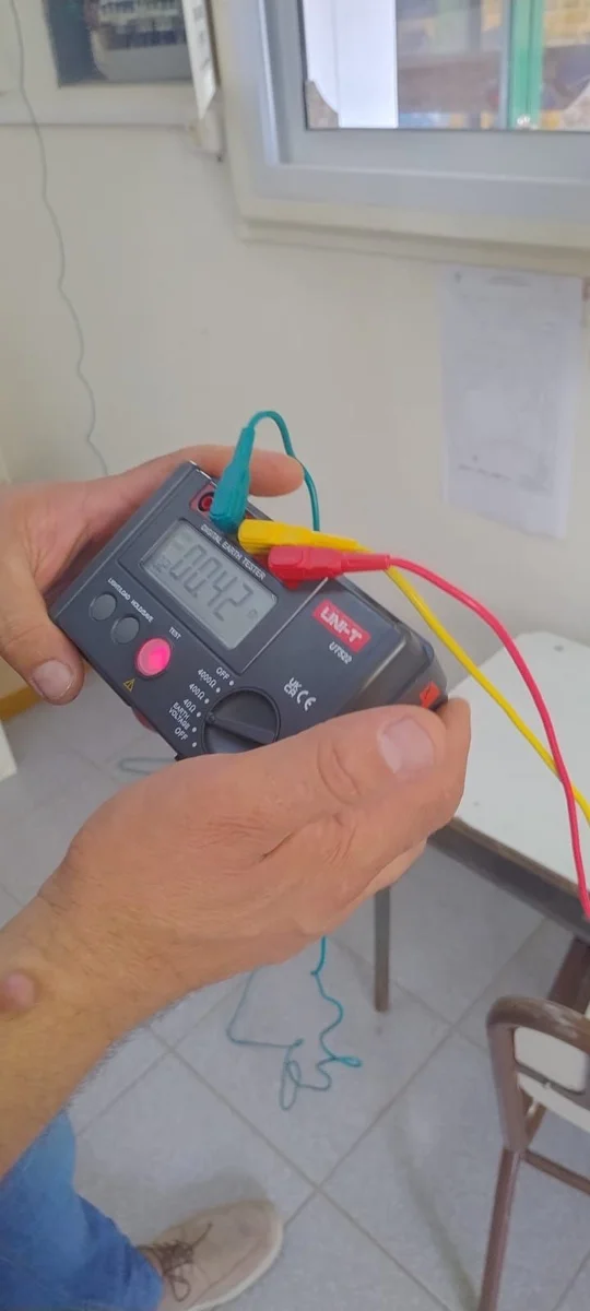 Tablero eléctrico inspeccionado durante un trabajo de mantenimiento