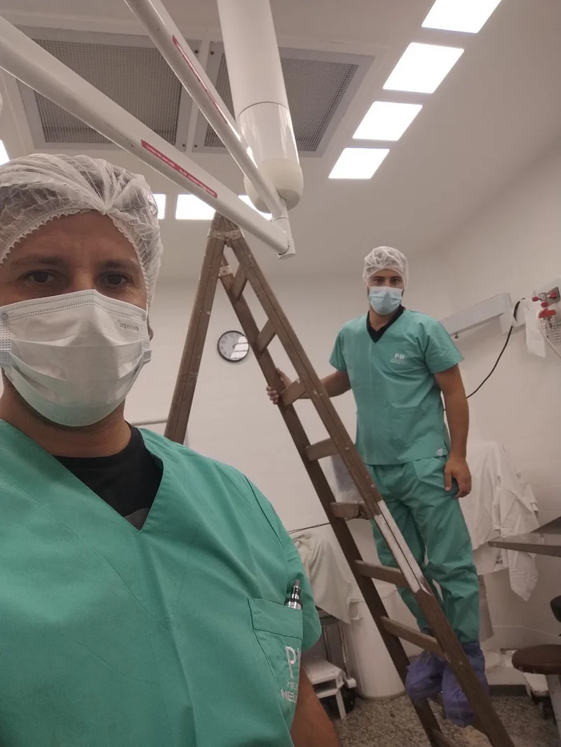 Técnico realizando una intervención en un equipo de climatización