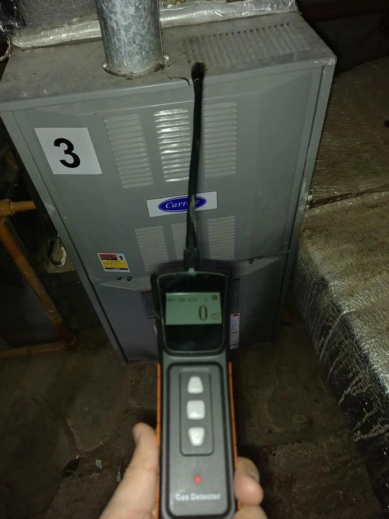 Técnicos interviniendo en un tablero eléctrico y su cableado