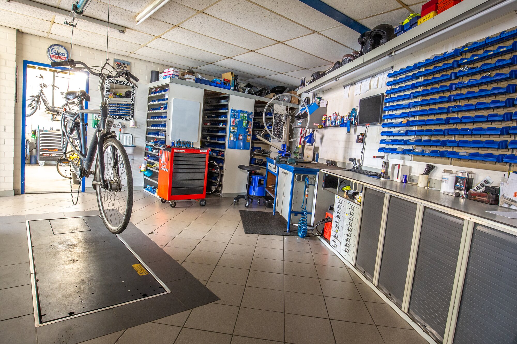Ogier Tweewielers werkplaats in Weert waar een fiets wordt gerepareerd