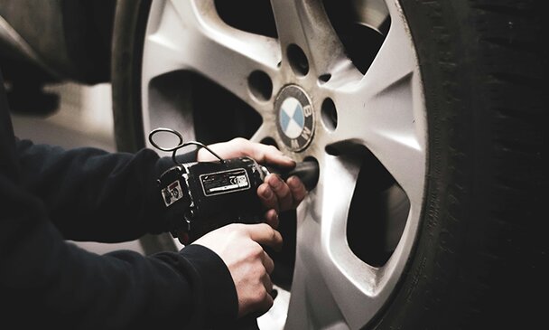 Worker install tire