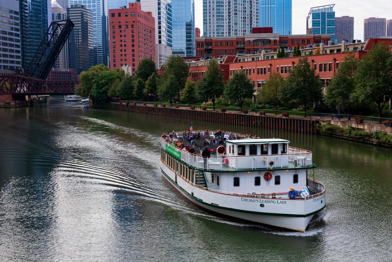 Barco First Lady navegando por el río Chicago