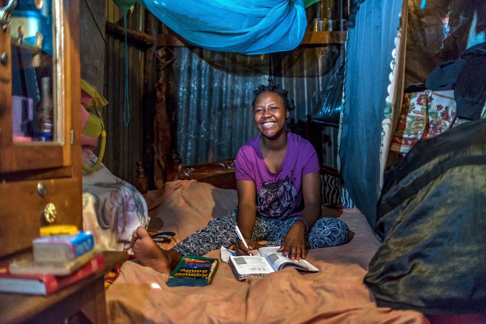  6 Beautiful Photos Of Children Living in Poverty Doing Homework
