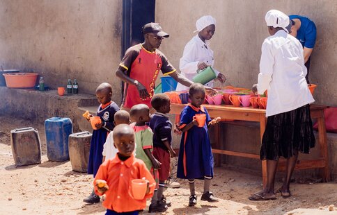 children receiving nutritious food