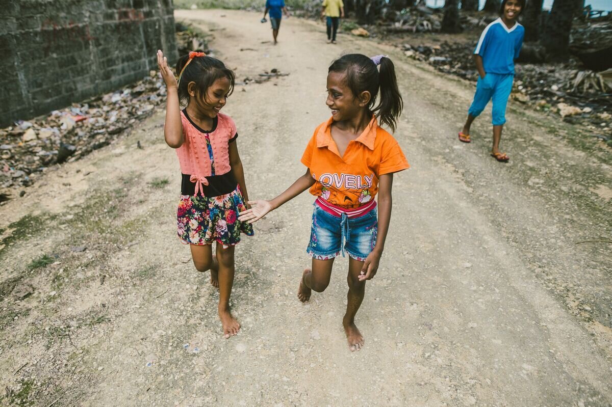 Rote 8 Putri and Jani Low Five