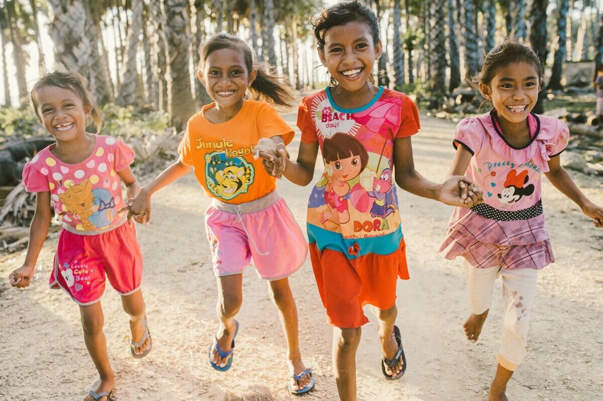 Rote 2 Four Girls Running