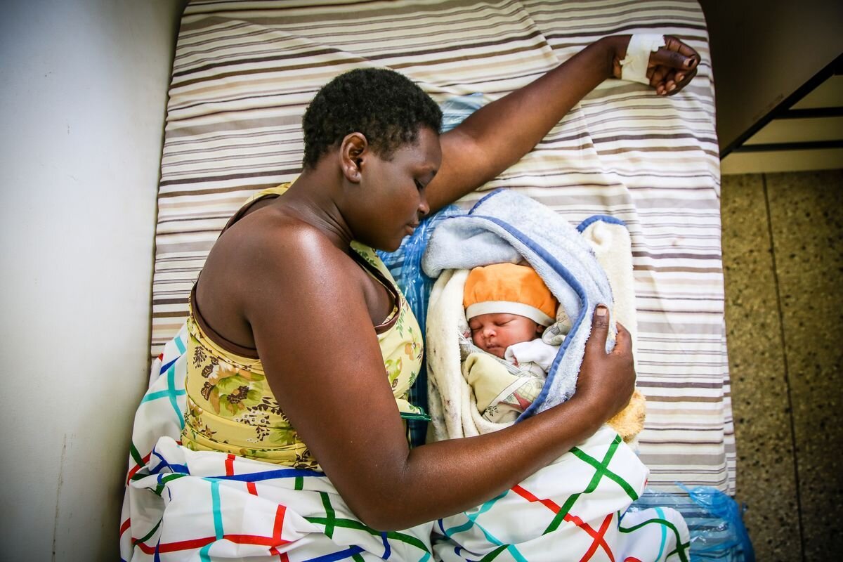 The First Hello: 15 Photos of New Mums Living in Poverty
