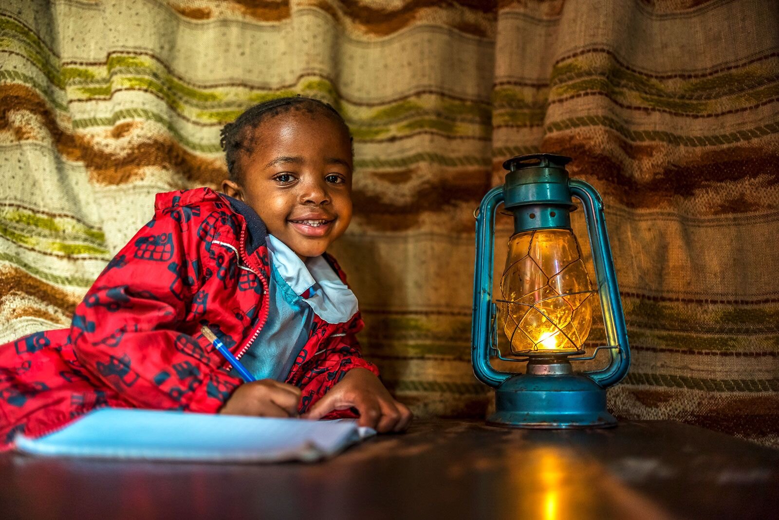  6 Beautiful Photos Of Children Living in Poverty Doing Homework