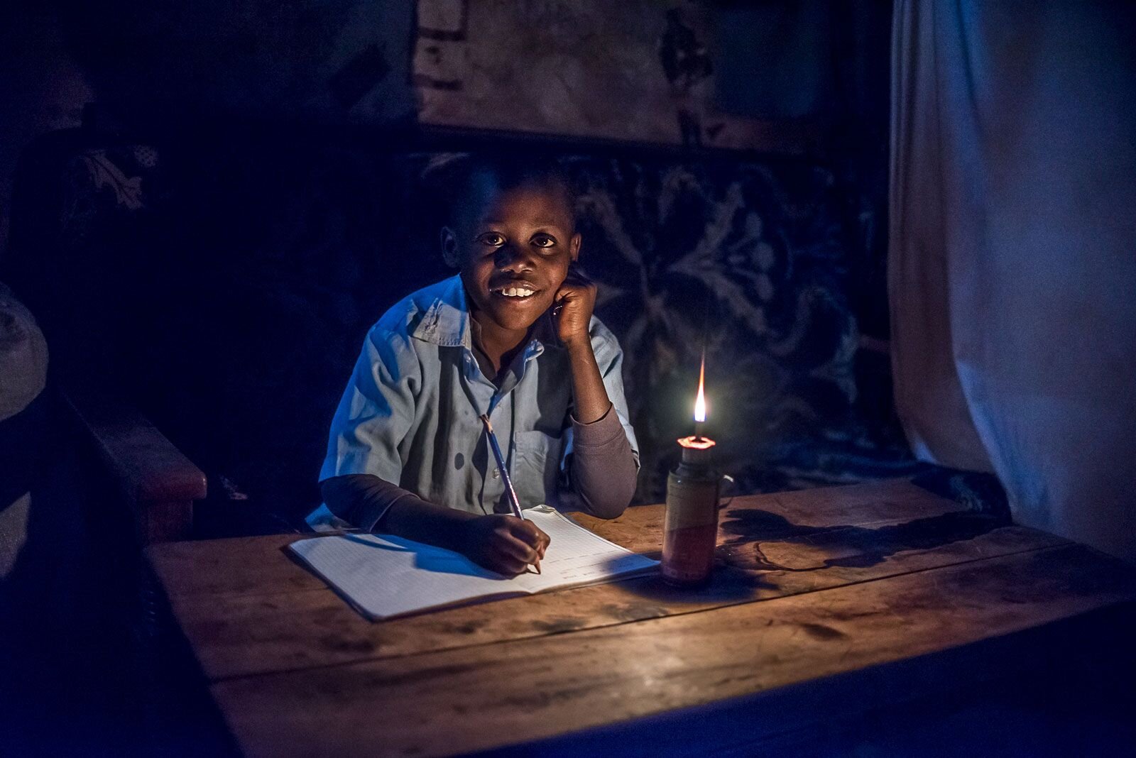  6 Beautiful Photos Of Children Living in Poverty Doing Homework