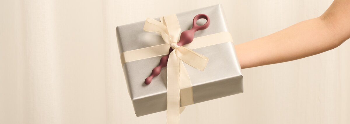 Lahja, jossa tuotetta pidetään kädessä