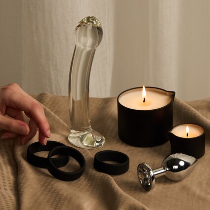 Käsi kurottaa kohti liinalla olevia tuotteita