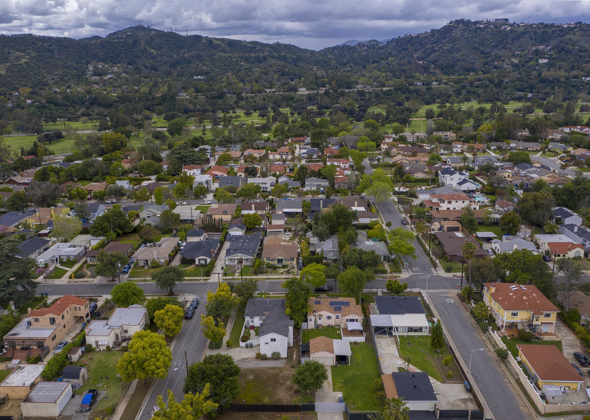 Suburban homes with mountainscape in distance - Source: David McNew // Getty Images