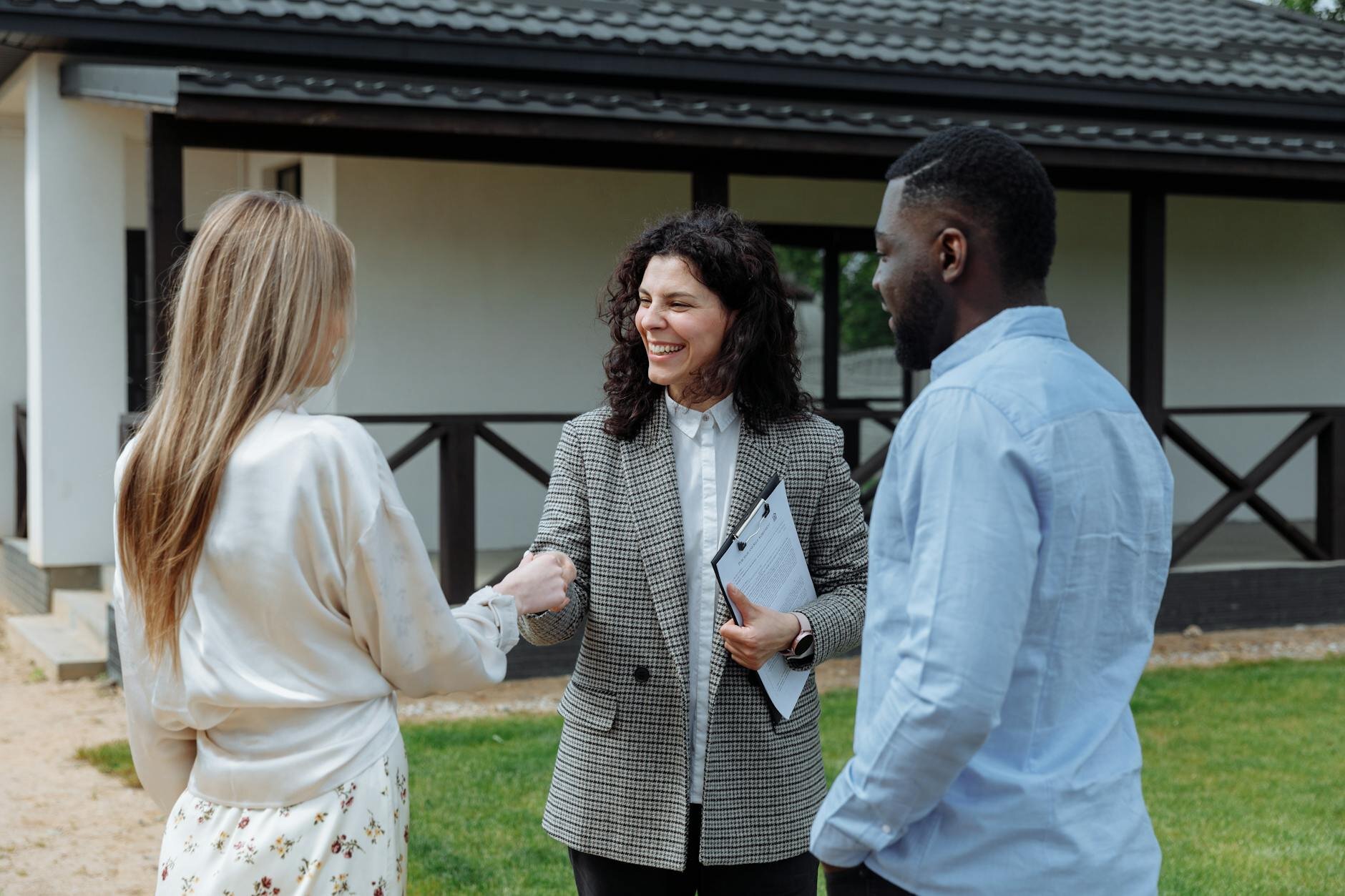 Writing a letter to a home seller: Considerations and tips