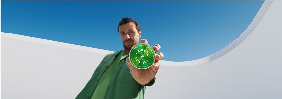 Homme adulte avec boîte de sachets de nicotine Menthe Fraîche à l'intensité modérée.