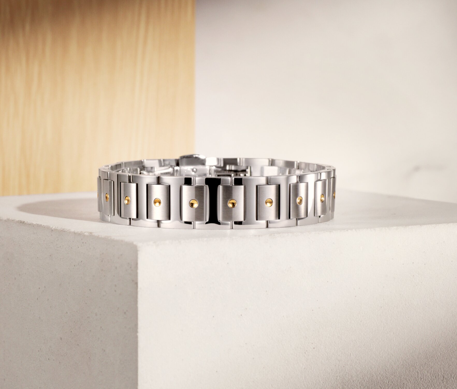 Two tone Men's SE bracelet.
