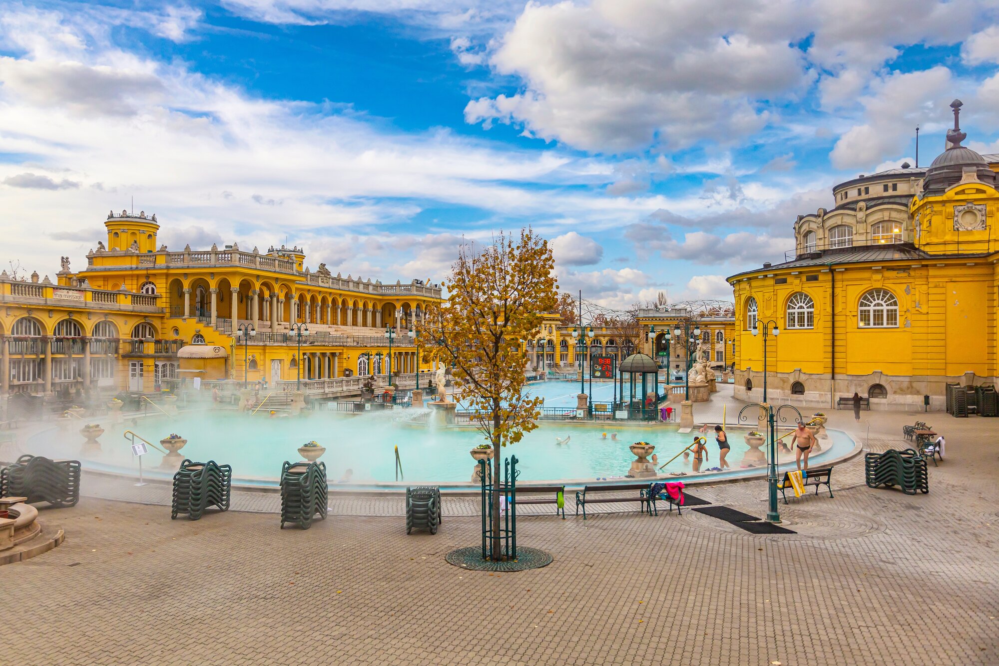 Budapest, the historical city of Central Europe  Translation: Széchenyi thermal baths