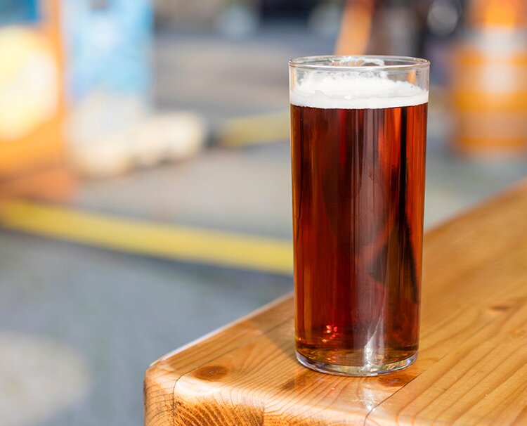 A glass of altbier