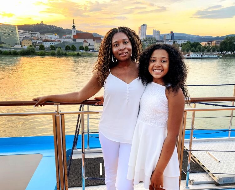 Photo of mother and daughter on AmaMagna