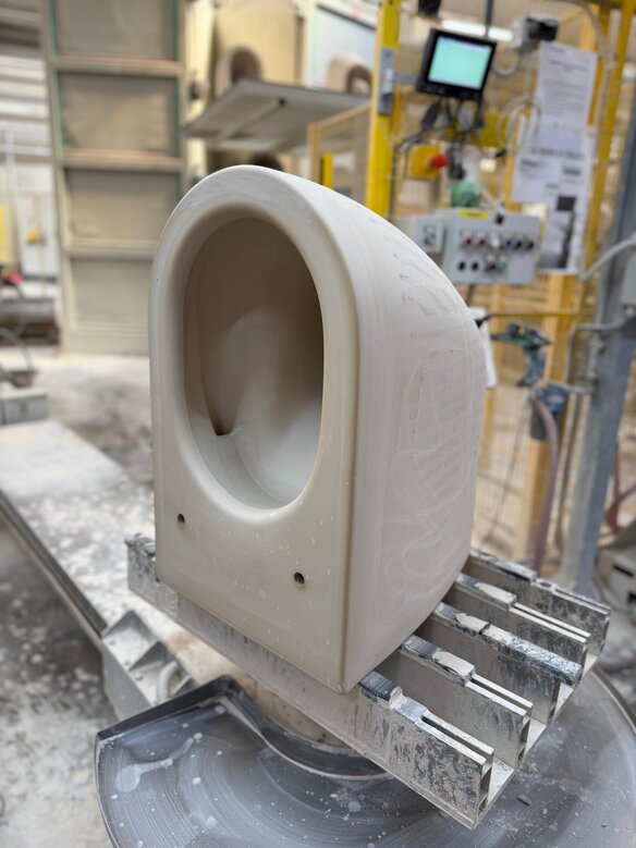 Ruwe baksel van een toilet