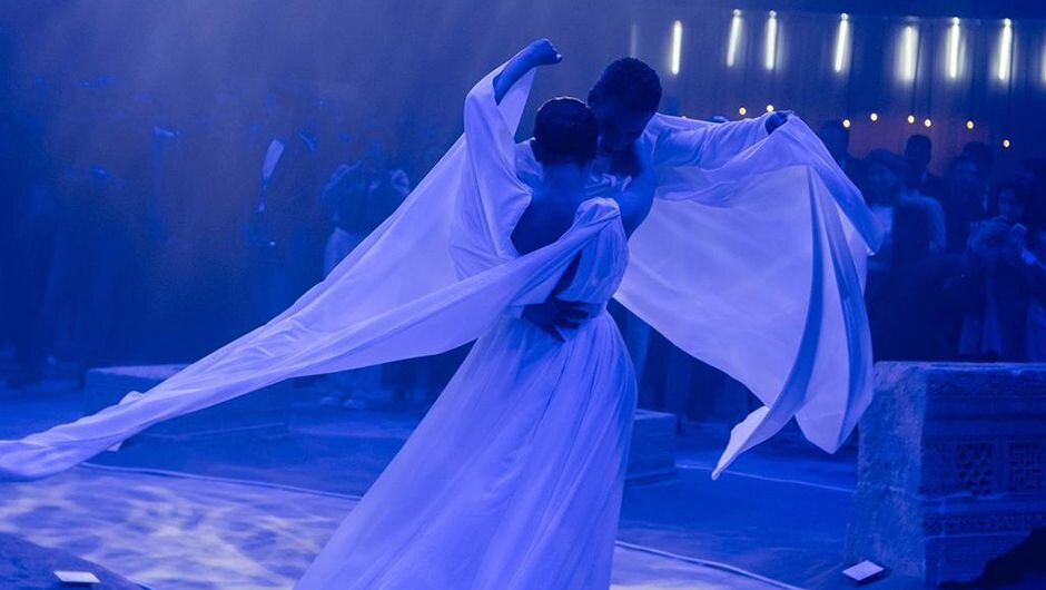 Ploom təqdimatında səhnəyə xüsusi rəng qatan incə və estetik rəqs performansı