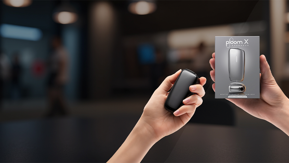 Əldə Ploom cihazı və onun qablaşdırması  Ploom Trade-in proqramı çərçivəsində köhnə cihazın yenisi ilə dəyişdirilməsi.