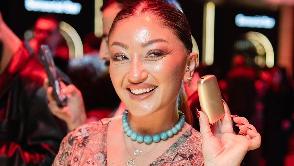 Zümrüd Bədəlova stands out with her graceful style at the Ploom Launch event